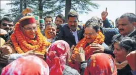  ?? DEEPAK SANSTA ?? People welcoming Union health minister JP Nadda in Shimla on Sunday. n