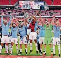  ?? AFP ?? ►LONDRES. Los jugadores del Manchester City celebraron el título de la FA Cup logrado ante el Watford en Wembley.
