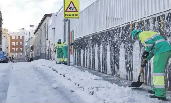  ?? Foto: dpa ?? Filomena wirft die Prognosen über den Haufen. Auch auf das Wirtschaft­swachstum wirkt sich das Schneechao­s aus.