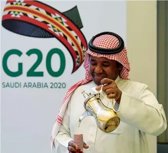  ??  ?? Riyad Un uomo versa il caffè durante il G20, che si è svolto ieri e sabato in Arabia Saudita. È la prima volta che un Paese arabo presiede il G20. Il Fmi ha lanciato l’allarme: il coronaviru­s potrebbe «mettere a rischio la ripresa dell’economia mondiale»