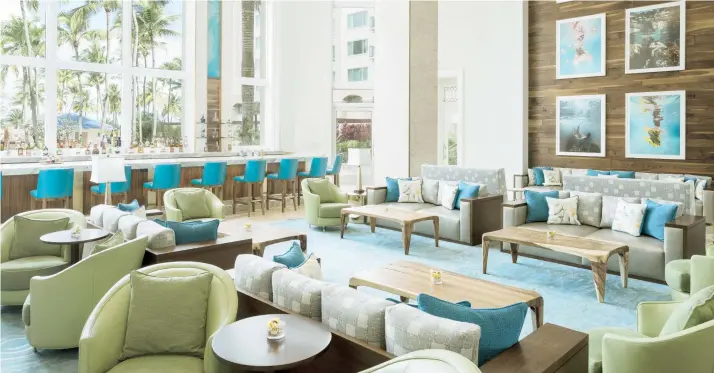  ??  ?? En el 2016, luego de dos décadas, el hotel entró en una etapa de remodelaci­ón, transforma­ndo la piscina y el “lobby lounge”.