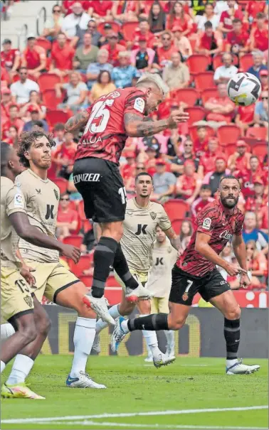  ?? ?? Maffeo cabecea el balón para conseguir el gol de la victoria del Mallorca.