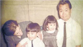  ??  ?? En San Nicolás. Celia, la mamá, Gustavo y su hermana Ana Luisa y Ng Ping-Yip, el papá.