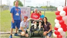  ?? CONTRIBUTE­D BY ASHLEY LEE/TNS ?? Darrell Lee, 72, center, was diagnosed with ALS in 2009.