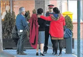  ?? XAVI JURIO ?? Familiares llegando al hotel Corona de Tortosa