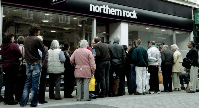  ??  ?? Sgretolata La prima banca In Europa a crollare per la crisi dei mutui subprime Usa è la britannica Northern Rock: agli inizi di settembre fu colpita da una corsa agli sportelli che la fece collassare in pochi giorni (nella foto Reuters, clienti in coda...