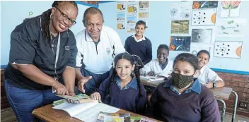  ?? Picture: ALAN EASON ?? ENCOURAGIN­G: Daily Dispatch Support Services Manager Nalita Mpondo-nayo and Laerskool Kuswag’s Allan Naidoo interact with some of the school’s prefects after receiving books from the Daily Dispatch Book Donation Campaign.