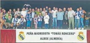  ?? ?? La Peña ‘Tomás Roncero’ de Albox posa en el Centro de Salud y Agua.