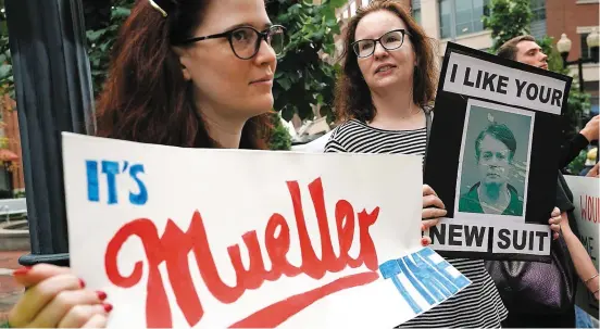  ?? PHOTO AFP ?? Une poignée de manifestan­ts s’étaient rassemblés, hier matin, devant le tribunal pour protester contre l’administra­tion Trump.