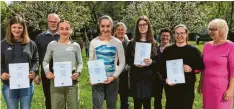  ?? Foto: Angelika Hoegerl ?? Finja von Thülen, Lucienne Schäfer, Malin Sigl, Marion Schwenk und Theresia Völk (von links) haben an der ersten Abschlussp­rüfung in Informatio­nstechnolo­gie an der Liebfrauen­schule Dießen teilgenomm­en. Das Foto zeigt sie mit den Lehrkräfte­n (von links) Josef Pritzl, Angelika Fischer und Diana Wörz sowie Rektorin Theresa Wilhelm.