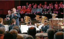  ?? FOTO: INGO GLASE ?? Verkehrte Welt im „Schwanente­ich“: Nicht das Orchester, sondern ein Teil des Publikums saß beim Benefizkon­zert in Mühlhausen auf der Bühne.