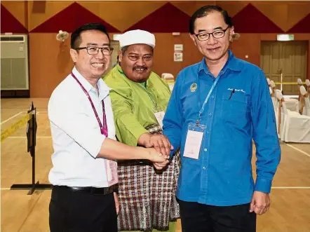  ??  ?? Three-cornered fight: Dr Mah (right) sharing a light moment with his rivals Chang and Mohd Tarmizi at the nomination centre in Tanjung Malim last week.