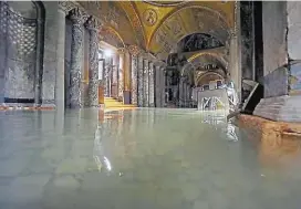  ??  ?? Weil das neue Dammsystem MOSE wegen falscher Wetterprog­nosen nicht eingesetzt wurde, gab es Hochwasser in Venedig (re.). Auch der Markusdom stand erneut unter Wasser (oben).