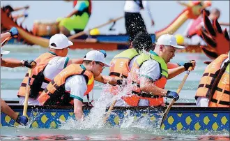  ?? PHOTOS PROVIDED TO CHINA DAILY ?? Rowers compete at a dragon boat race during the recent Xiangcheng Internatio­nal Culture and Arts Month in Suzhou, Jiangsu province.