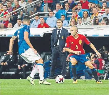  ?? FOTO: GETTY ?? Andrés Iniesta conduce el balón bajo la atenta mirada de Julen Lopetegui