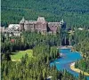  ??  ?? Berühmtest­es Eisenbahnh­otel Kanadas: Das Banff Springs Hotel hat 764 Zimmer und elf Restaurant­s.