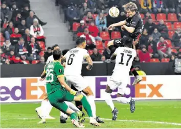  ?? –KEY ?? Sur un corner, Tin Jedvaj s’élève au-dessus de la défense zurichoise: le seul but du match. Retrouvez en tout temps l’actualité du football suisse et internatio­nal sur notre app.