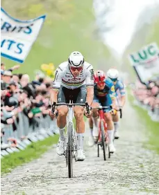  ?? Foto: Profimedia ?? Útok!
Už v bájném Arenbergsk­ém lese to Mathieu van der Poel zkoušel. Vítězný útok na Roubaix přišel o třicet kilometrů později.