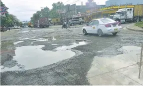  ??  ?? PELIGRO. Los baches formados en el centro de la ciudad son enormes. Con las lluvias se han convertido en una amenaza para los conductore­s. Bacheos Los taxistas de la ciudad han bacheado estos tramos, pero su esfuerzo ha sido en vano debido al avanzado deterioro.