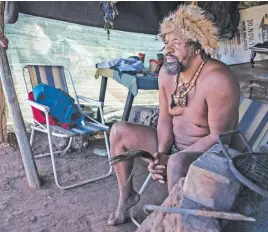  ?? Pictures: Jacques Nelles ?? BRAVING THE COLD. King Khoisan SA on the lawns of the Union Buildings in Pretoria yesterday.