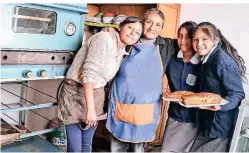  ??  ?? Rosa Soliz hat mit ihren Töchtern eine eigene Bäckerei eröffnet – und sich so eine neue Existenz aufgebaut.