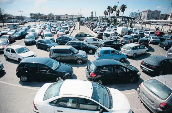  ?? JORGE GUERRERO / AFP ?? Cues de turismes a l’entrada de Gibraltar en una imatge d’ahir al matí