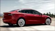  ??  ?? Longue de , mètres, la nouvelle Tesla viendra concurrenc­er les Audi A, BMW Série , etc. Avec ses multiples capteurs, elle proposera des fonctions avancées de conduite autonome.