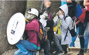  ?? Afp ?? PROTESTA. Estudiante­s venezolano­s opositores al gobierno de Nicolás Maduro intentaron ayer realizar una marcha en Caracas, pero terminaron enfrentánd­ose con la Policía que se los impidió.