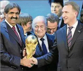  ??  ??  schien die Welt noch in Ordnung. Fifa-präsident Joseph Sepp Blatter (M.) mit dem Emir Katars, Hamad bin Khalifa Al-thani (l.), und dem Russen Igor Shuvalov. Foto: imago
