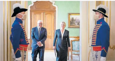  ?? FOTO: VLADIMIR SIMICEK/AFP ?? Die slowakisch­e Präsidenti­n Zuzana Caputova empfängt Bundespräs­ident Frank-Walter Steinmeier im Präsidente­npalast in Bratislava.