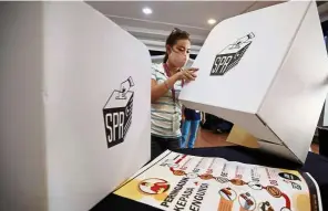  ??  ?? Getting ready: Election Commission staff Nelly Golor making the final preparatio­ns for the early voting at the Sabah police headquarte­rs in Kota Kinabalu.