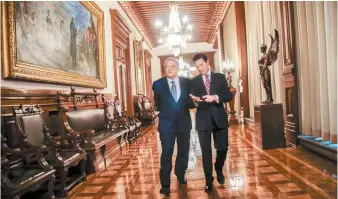  ??  ?? Enrique Peña Nieto y AMLO se reunieron el jueves en Palacio Nacional.