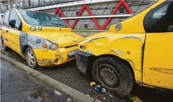  ?? Foto: Dan Materna, MAFRA ?? Dlouhodobý problém Werichovu ulici na Smíchově dlouhou dobu zdobily i tyto dva vraky, které však kvůli špatné definici vraky nebyly. Na podobné případy se nyní může město zaměřit.