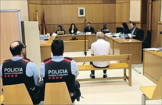  ?? EUROPA PRESS ?? Francesc Fonollet, sentado en el banquillo de los acusados en la Audiencia de Barcelona, el pasado 23 de abril