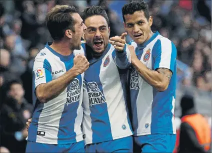  ?? FOTO: MORATA ?? Víctor Sánchez, Sergio García y Rosales, celebrando un gol ante el Betis. Anhelan traducir las buenas sensacione­s en una victoria