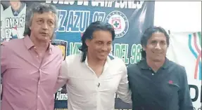  ??  ?? Norberto Scoponi, Jorge Santillana y”Lupillo” Castañeda, al promociona­r el “Duelo de Campeones” ayer