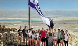 ?? BILD: J. WITTE ?? Weltkultur­erbe: die Oldenburge­r Schüler auf den Resten von Herodes’ Festung Masada, dahinter das Tote Meer.