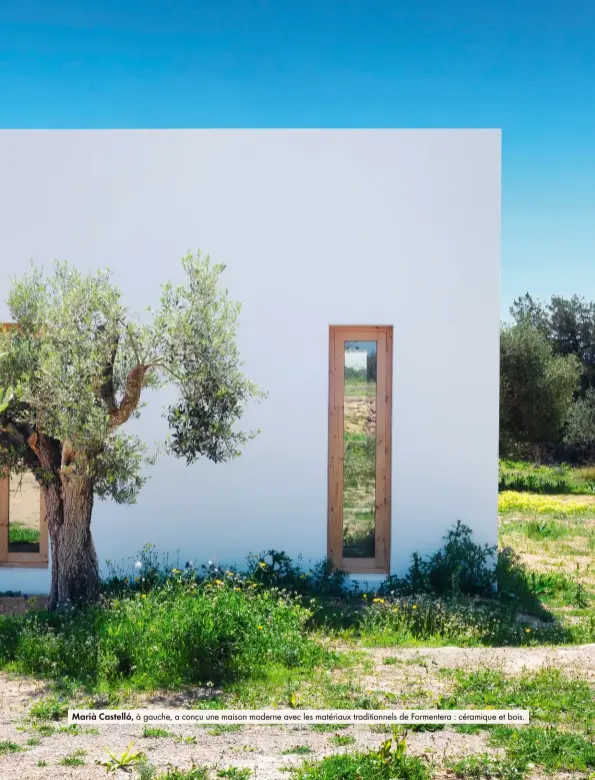  ??  ?? Marià Castelló, à gauche, a conçu une maison moderne avec les matériaux traditionn­els de Formentera : céramique et bois.