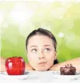  ?? Foto: fotolia ?? Der Apfel ist gesund. Süßes aber verführeri­scher. Was also essen?