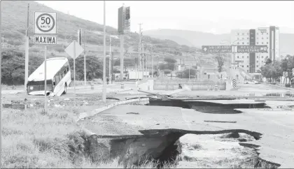  ??  ?? Uno de los socavones que se formaron en la calle Prolongaci­ón Camelinas, en la ciudad de Querétaro, donde el 27 de septiembre cayó y murió el taxista Marco Lora Galindo. Hasta ahora no se ha sancionado a ningún funcionari­o y/o constructo­r de esa...