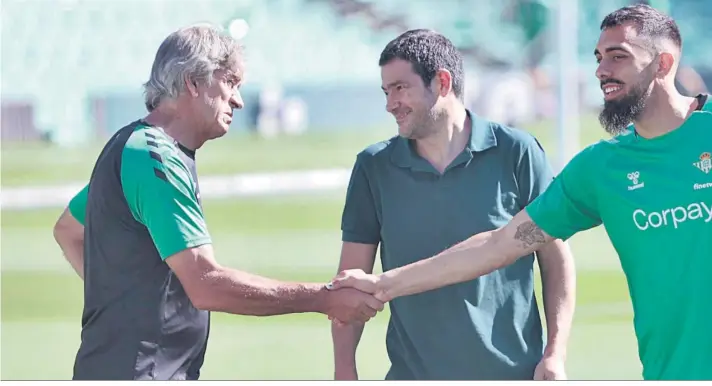  ?? ?? Borja Iglesias saluda a Manuel Pellegrini en un entrenamie­nto en presencia del CEO del club, Ramón Alarcón.