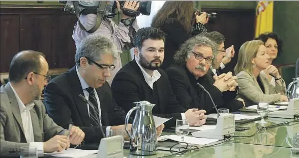  ?? EMILIA GUTIÉRREZ ?? De izquierda a derecha, los diputados catalanes Carles Campuzano, Francesc Homs, Gabriel Rufián y Joan Tardà, en la mesa de portavoces