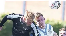  ?? FOTO: HORSTMÜLLE­R ?? Turus Maximilian Funk (r.) im Duell mit seinem Gegenspiel­er Pascal Weber in Diensten des VfB.