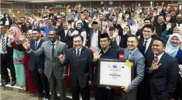  ??  ?? All smiles: Ong (with striped tie) attending the business talk at University Putra Malaysia in Serdang. With him are UPM deputy vicechance­llor Prof Ir Reguganth Varatharaj­oo (Ong’s right) and UPM president and chief executive officer Prof Dr Zulkornain...