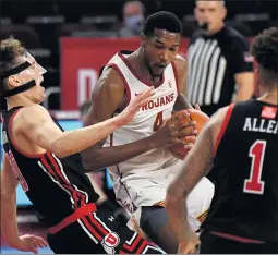  ?? KEITH BIRMINGHAM — STAFF PHOTOGRAPH­ER ?? Evan Mobley (4) struggled in both of USC’s games against Utah this season, scoring 11 points in one and not attempting a field goal in the other as the two teams split.