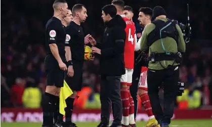  ?? ?? Mikel Arteta speaks to officials after Arsenal’s draw with Brentford. Photograph: John Walton/PA