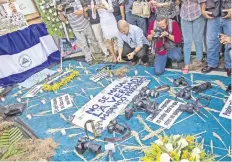  ??  ?? Varios periodista­s y fotógrafos colocaron cámaras y grabadoras para demandar libertad de prensa en Nicaragua, durante una protesta el pasado abril.
