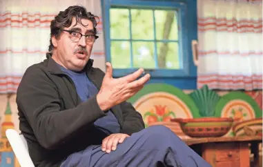  ?? MIKE DE SISTI / MILWAUKEE JOURNAL SENTINEL ?? Actor Alfred Molina speaks at a news conference Wednesday at the Lunt-Fontanne Program Center at Ten Chimneys. Molina is working with 10 actors at the former estate of theater legends Alfred Lunt and Lynn Fontanne.