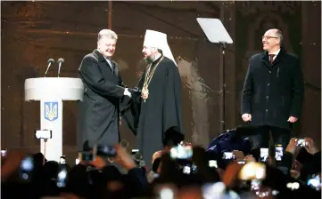  ??  ?? Poroshenko congratula­tes newly elected head of the independen­t Ukrainian Orthodox church Metropolit­an Epifaniy (Dumenko) at the Saint Sophia’s Cathedral in Kiev, Ukraine. — Reuters photo