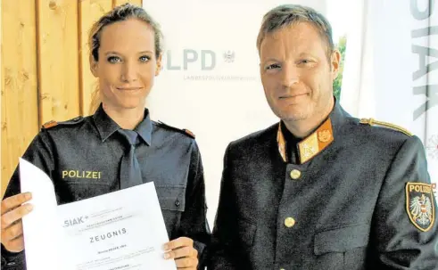  ?? BILD: SN/BERTHOLD SCHMID ?? Stolz auf ihr Abschlussz­eugnis: Die 21-jährige Jungpolizi­stin Melanie Weber mit Ausbildung­sleiter Oberst Peter Brunner.